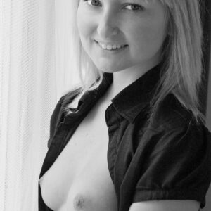 Semi-nude B&W photo of model Diamond, by Craig Morey ©2007